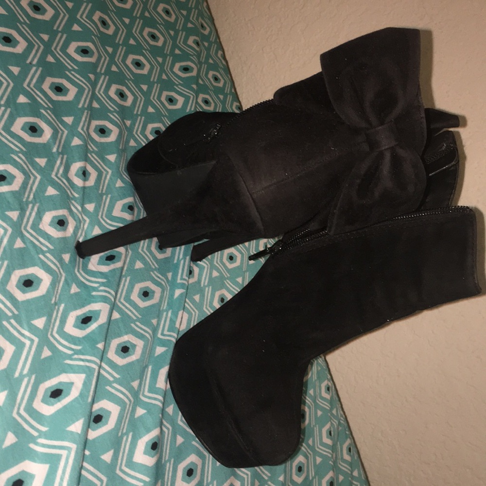 Black velvet pointed toe F24 heels